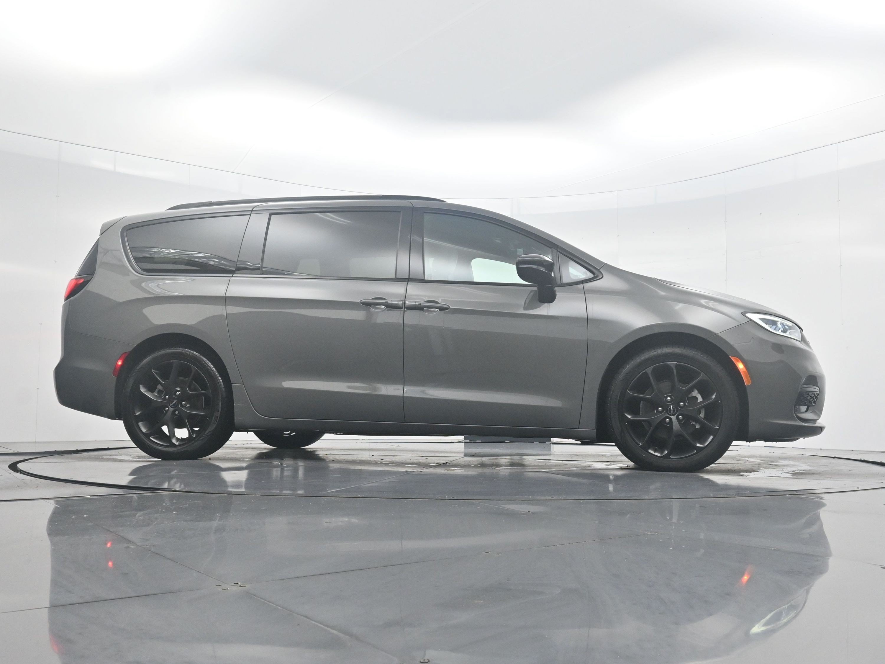 Used 2025 Ceramic Gray Clearcoat Chrysler Limited image 28