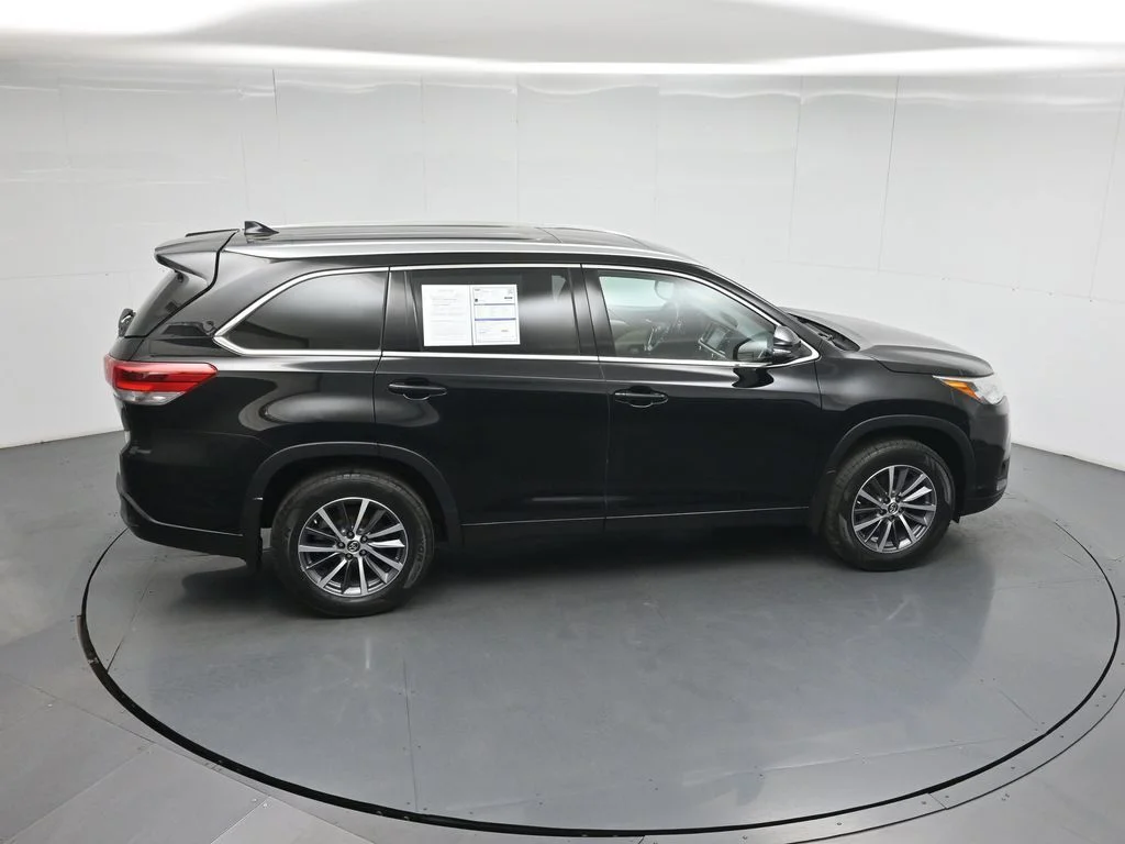 Used 2018 Black Toyota XLE image 47