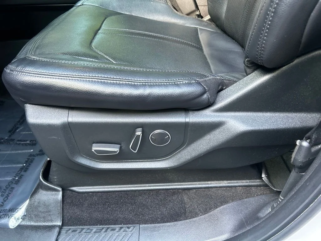 Used 2019  Ford Limited image 17