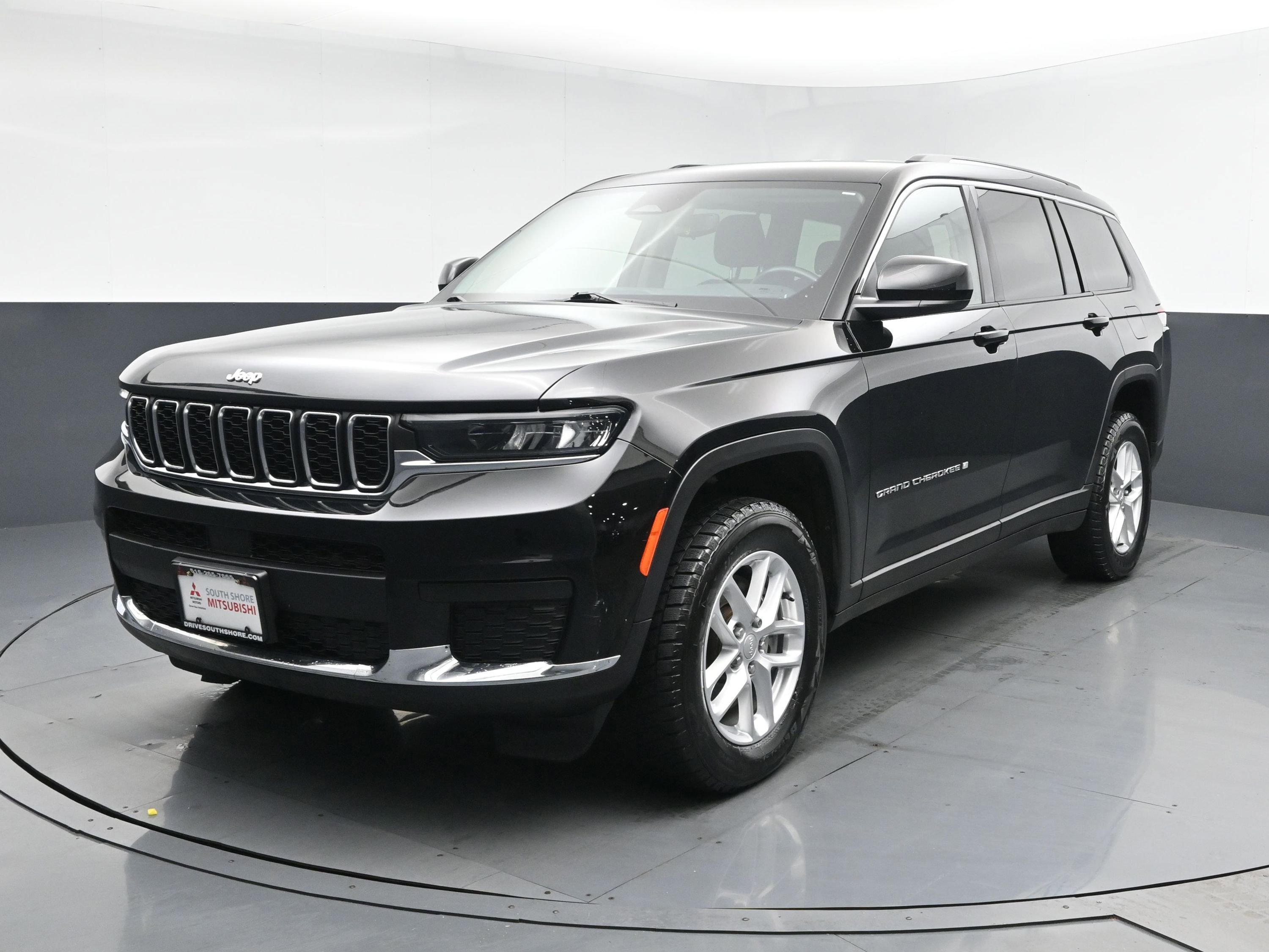 Used 2022 Diamond Black Crystal Pearlcoat Jeep Laredo image 25