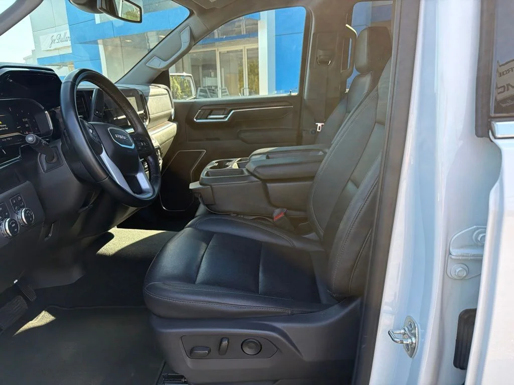 Used 2025 White GMC SLT image 23