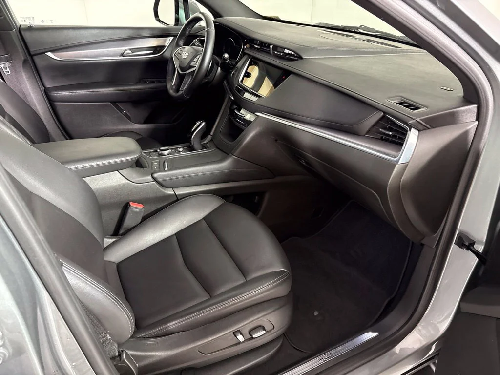 Used 2023 Silver Cadillac Luxury image 21