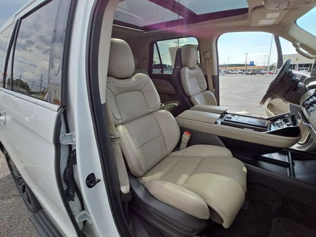 Used 2023 White Lincoln Reserve image 26