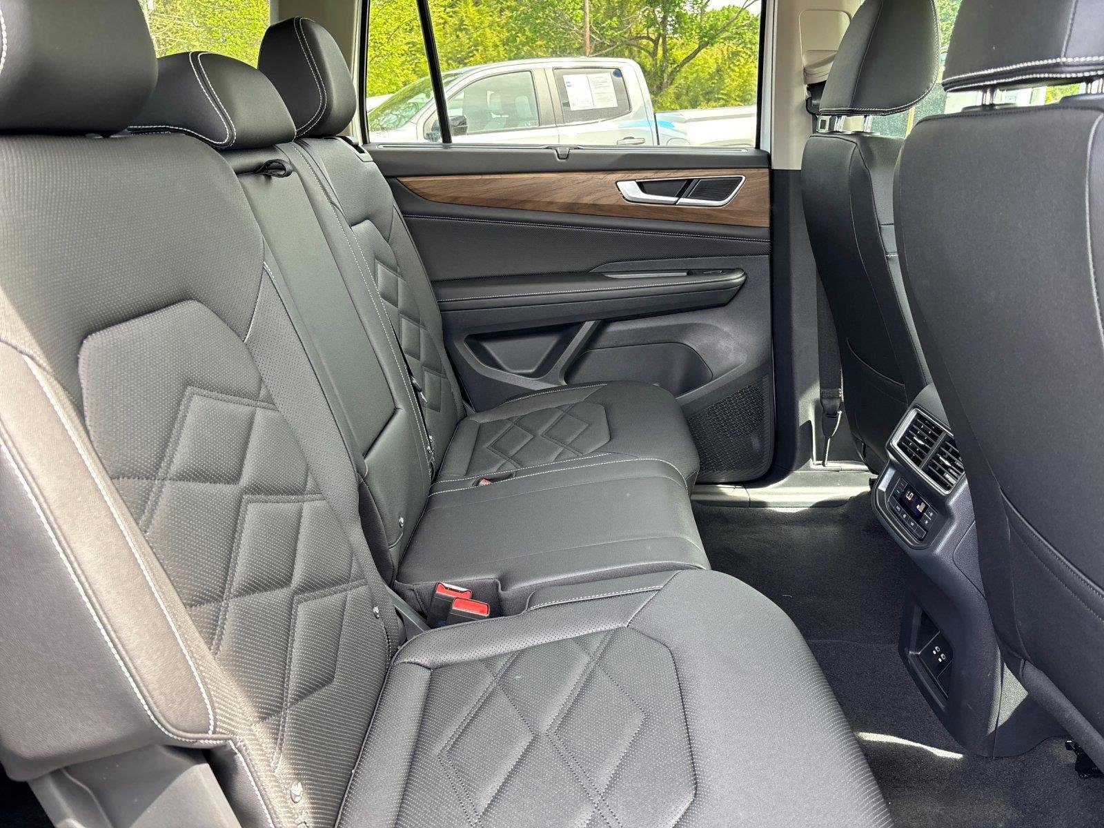 2025 Volkswagen Atlas SE w/Tech - Photo 37