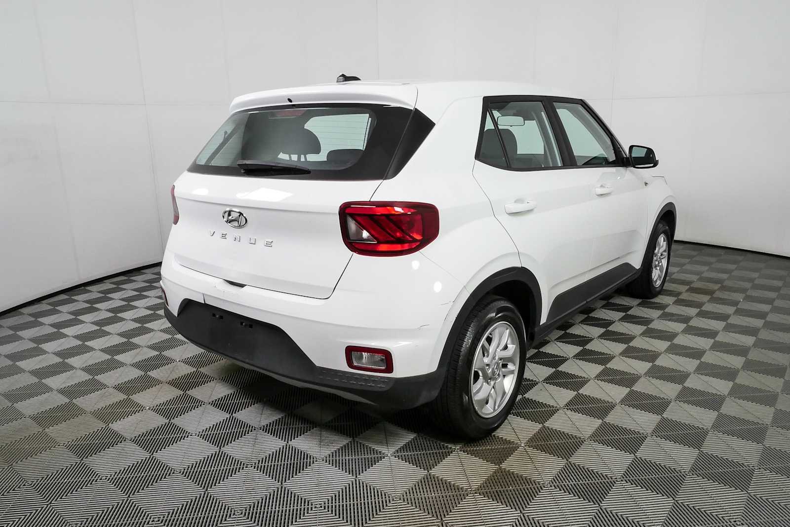 Used 2023 Lunar White Hyundai SE image 3