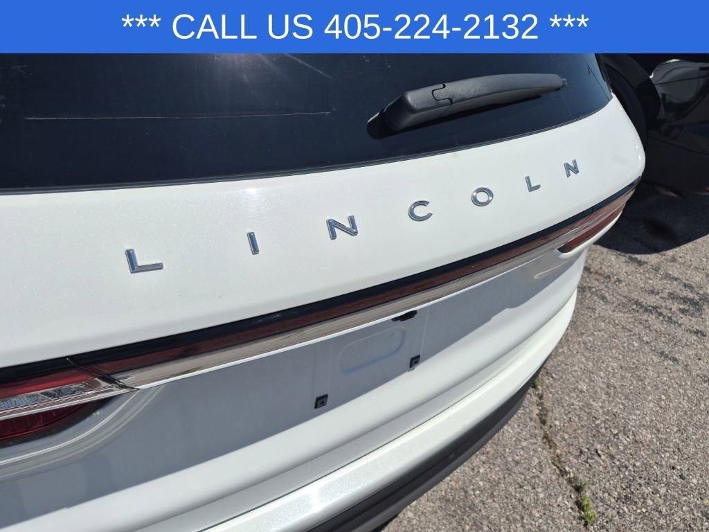 Used 2021 White Lincoln Standard image 9