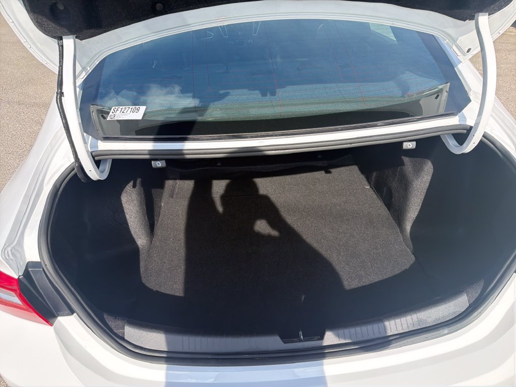 Used 2025 White Chevrolet LT image 9