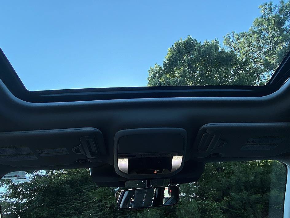 Used 2022 Crystal White Pearl Subaru Limited image 18