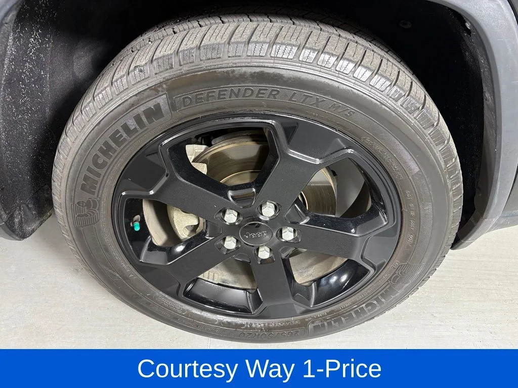 Used 2019 Black Jeep Laredo image 13