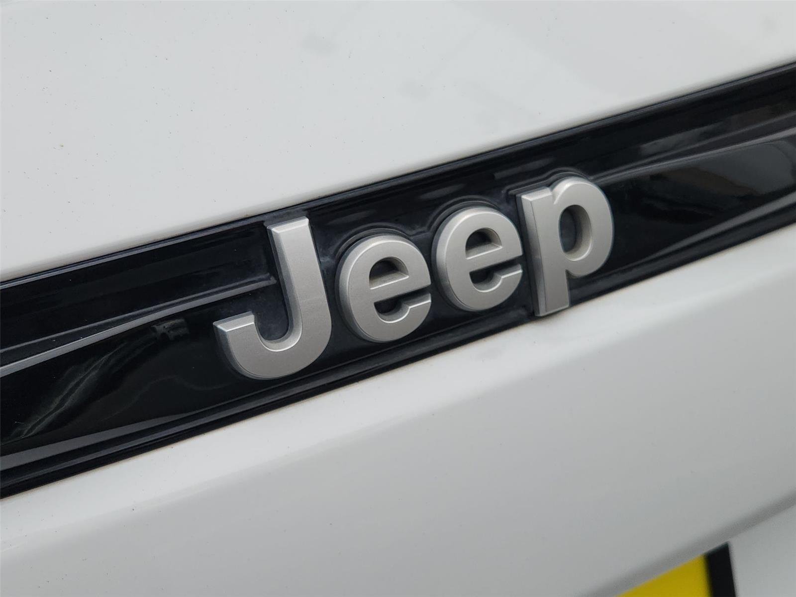 Used 2025 White Jeep Summit 4x4 image 32