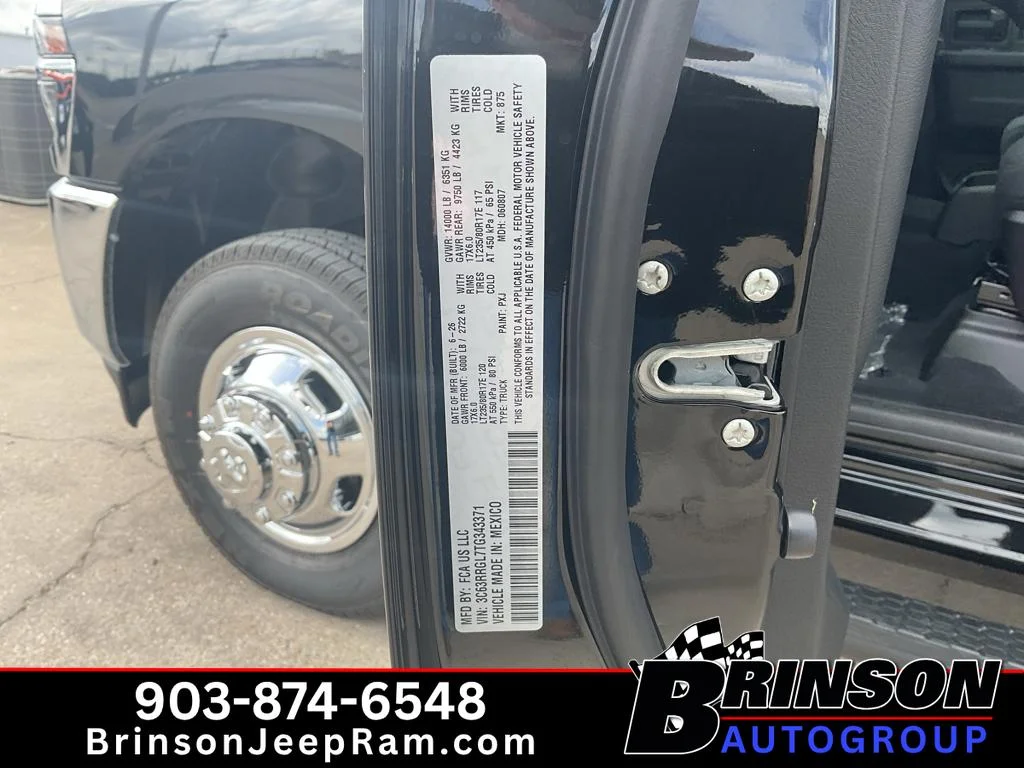 New 2026 Diamond Black Crystal Pearl-Coat Exterior Paint RAM Tradesman image 18