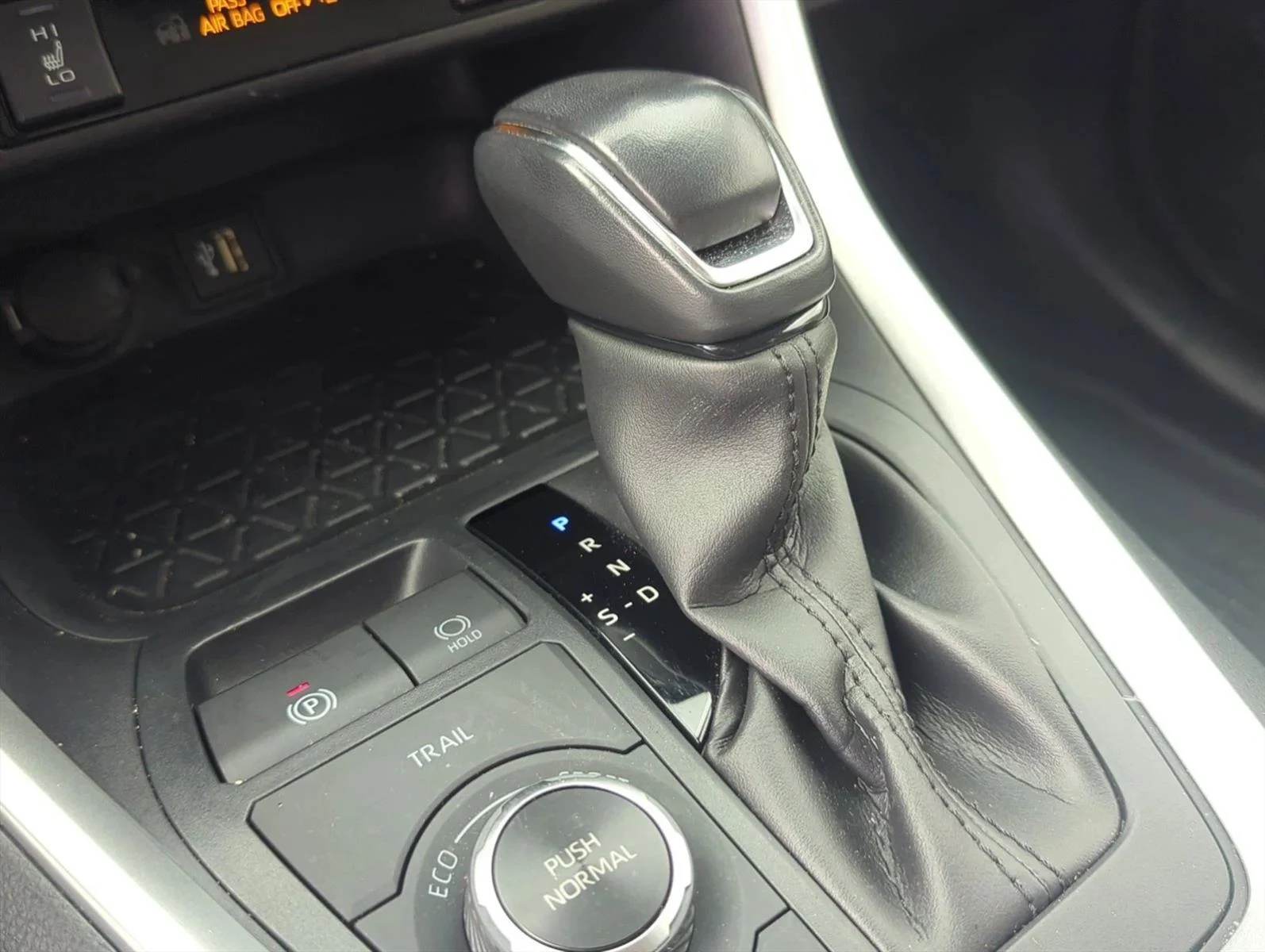 Used 2023 White Toyota Hybrid XLE Premium image 21