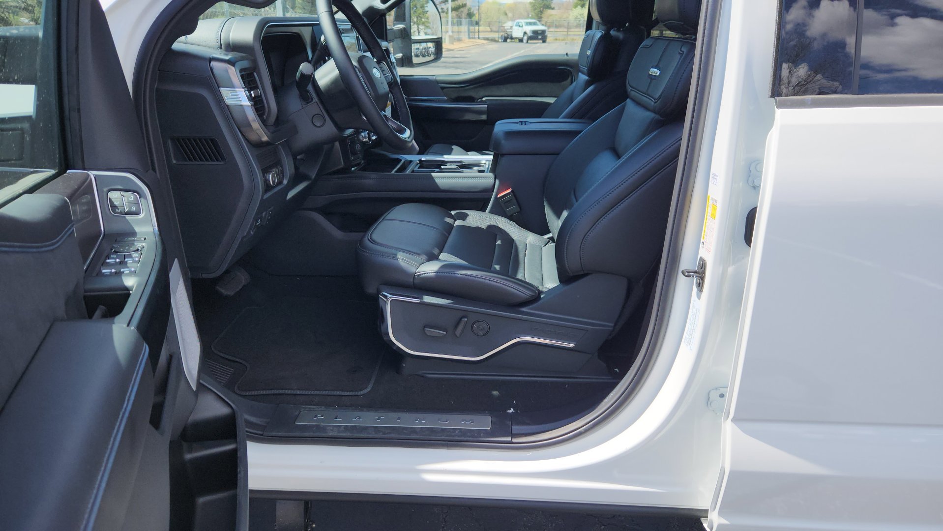 New 2026 Star White Metallic Tri-Coat Ford Platinum image 24