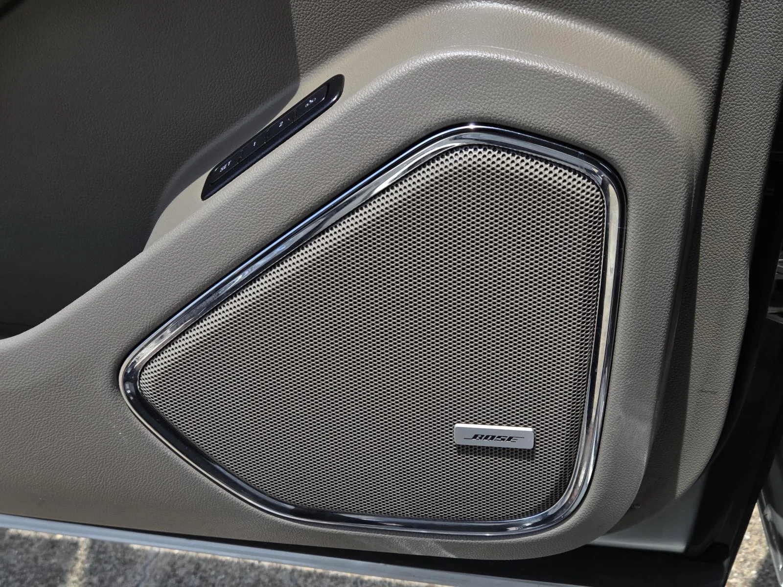 Used 2015 CHAMPAGNE SILVER METALLIC GMC SLT image 29