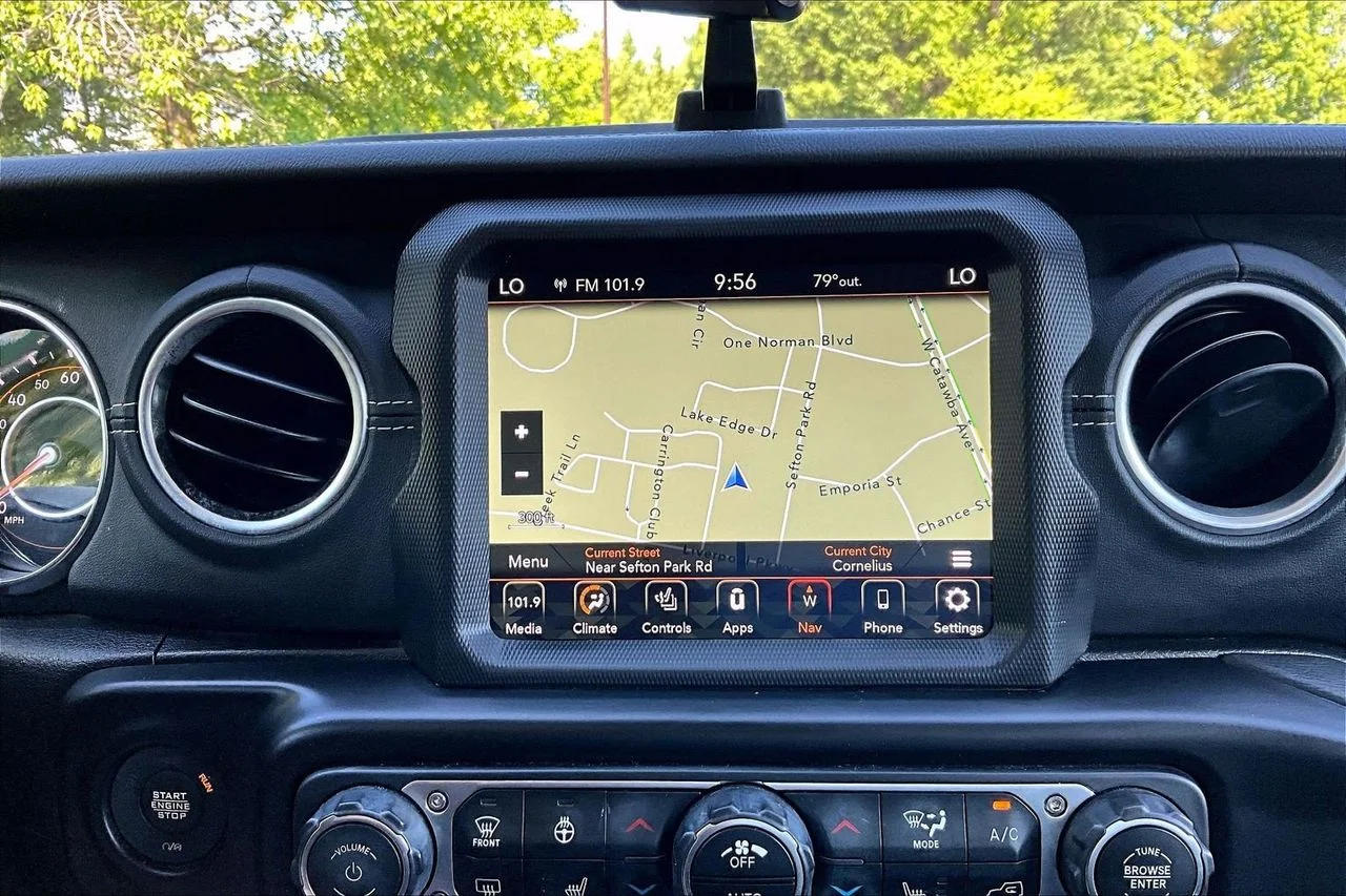 Used 2022 Green Jeep Overland image 13