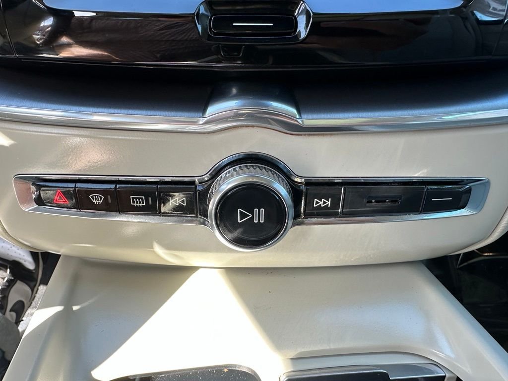 Used 2019 Red Volvo T6 Momentum image 5