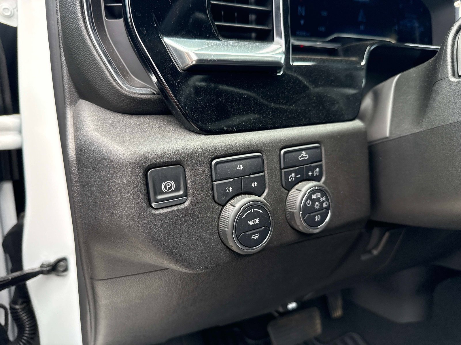 Used 2025 Summit White Chevrolet LT image 21