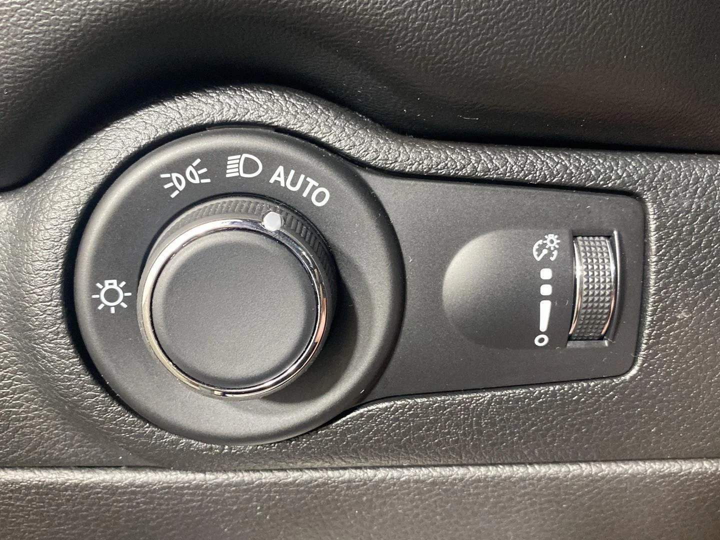 Used 2025 Vapour Grey Dodge R/T image 20
