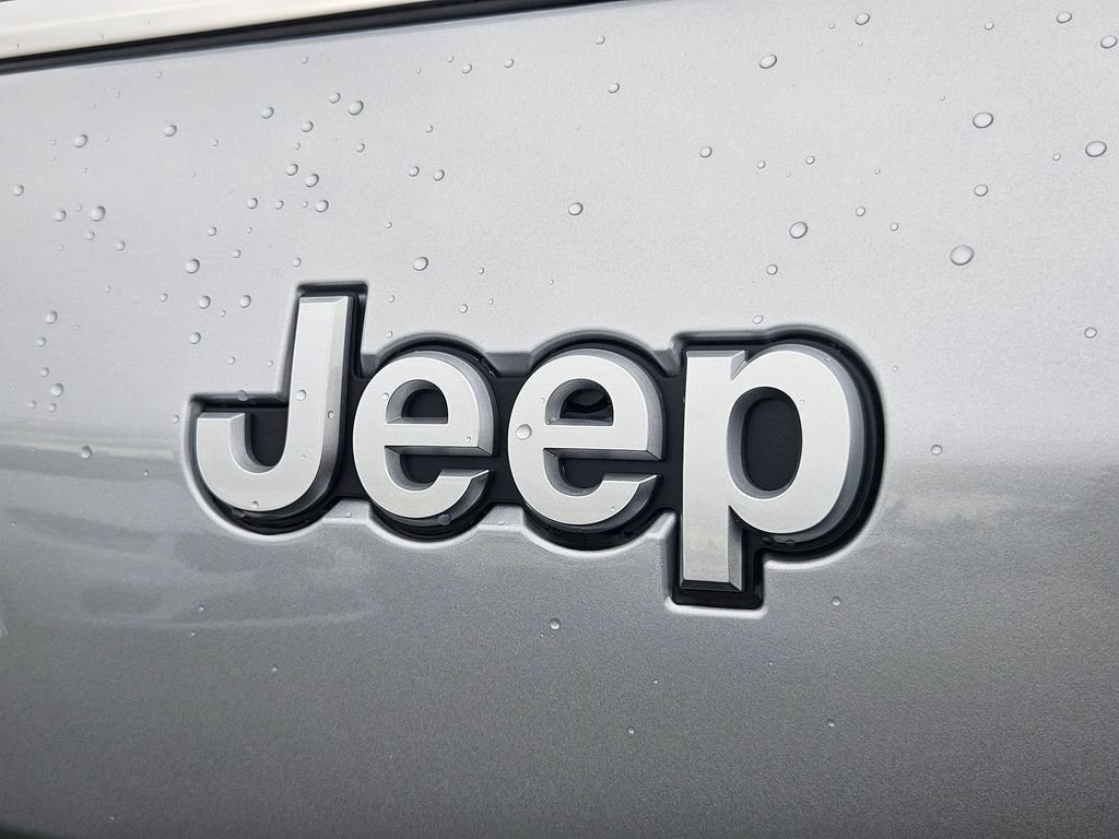 New 2025 Silver Zynith Exterior Paint Jeep Limited image 32