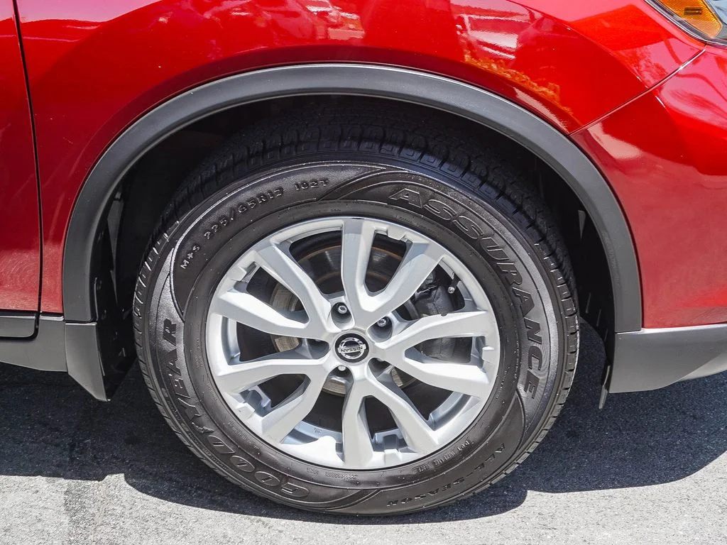 Used 2018 Red Nissan SV image 9