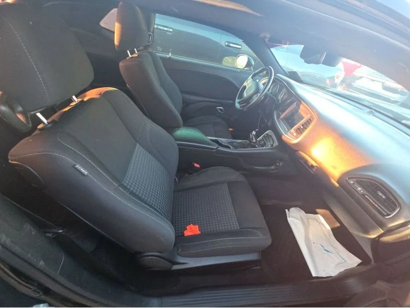 Used 2018 Pitch Black Clearcoat Dodge SXT image 29
