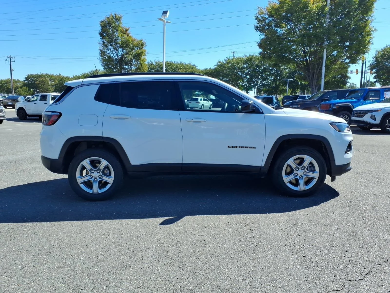 Used 2024 Bright White Clearcoat Jeep Latitude image 9