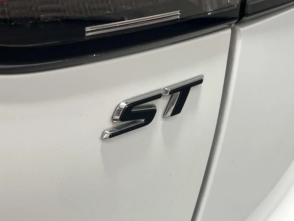 Used 2023 Summit White Buick Essence image 10