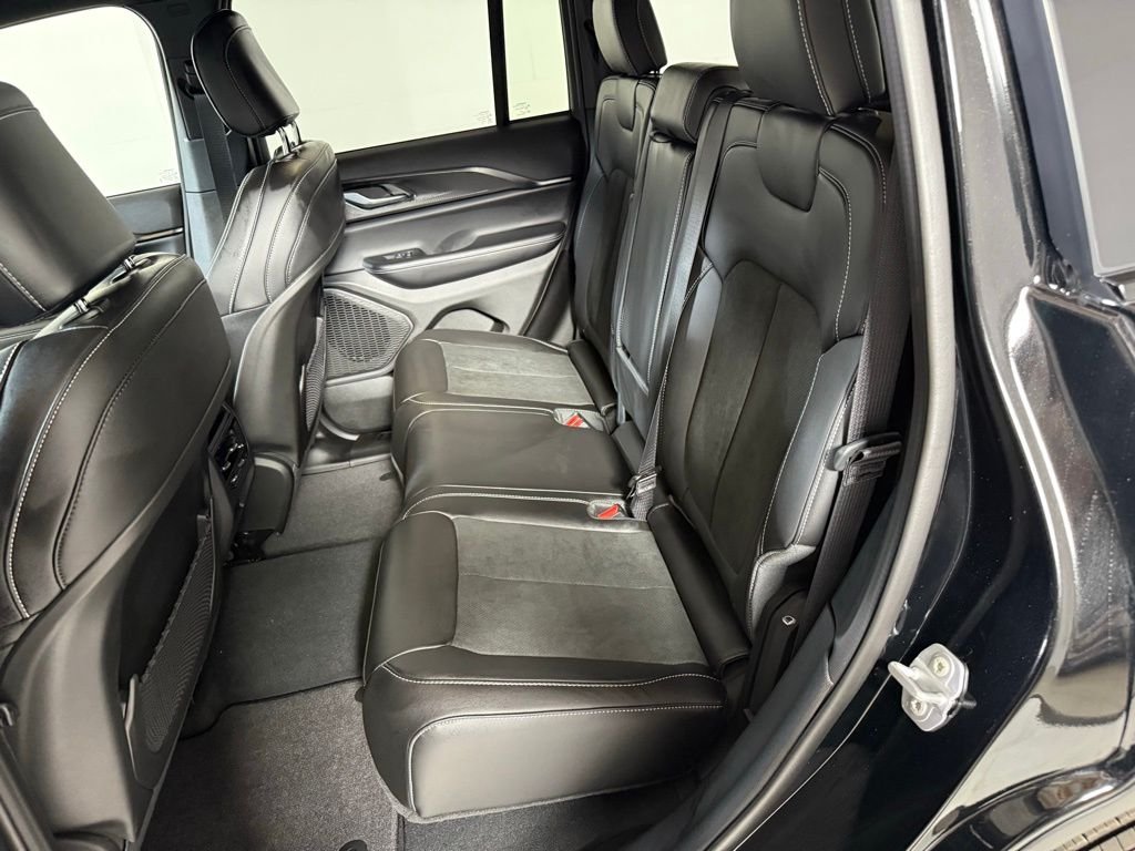 New 2025 Diamond Black Crystal Pearl-Coat Exterior Paint Jeep Altitude X image 14