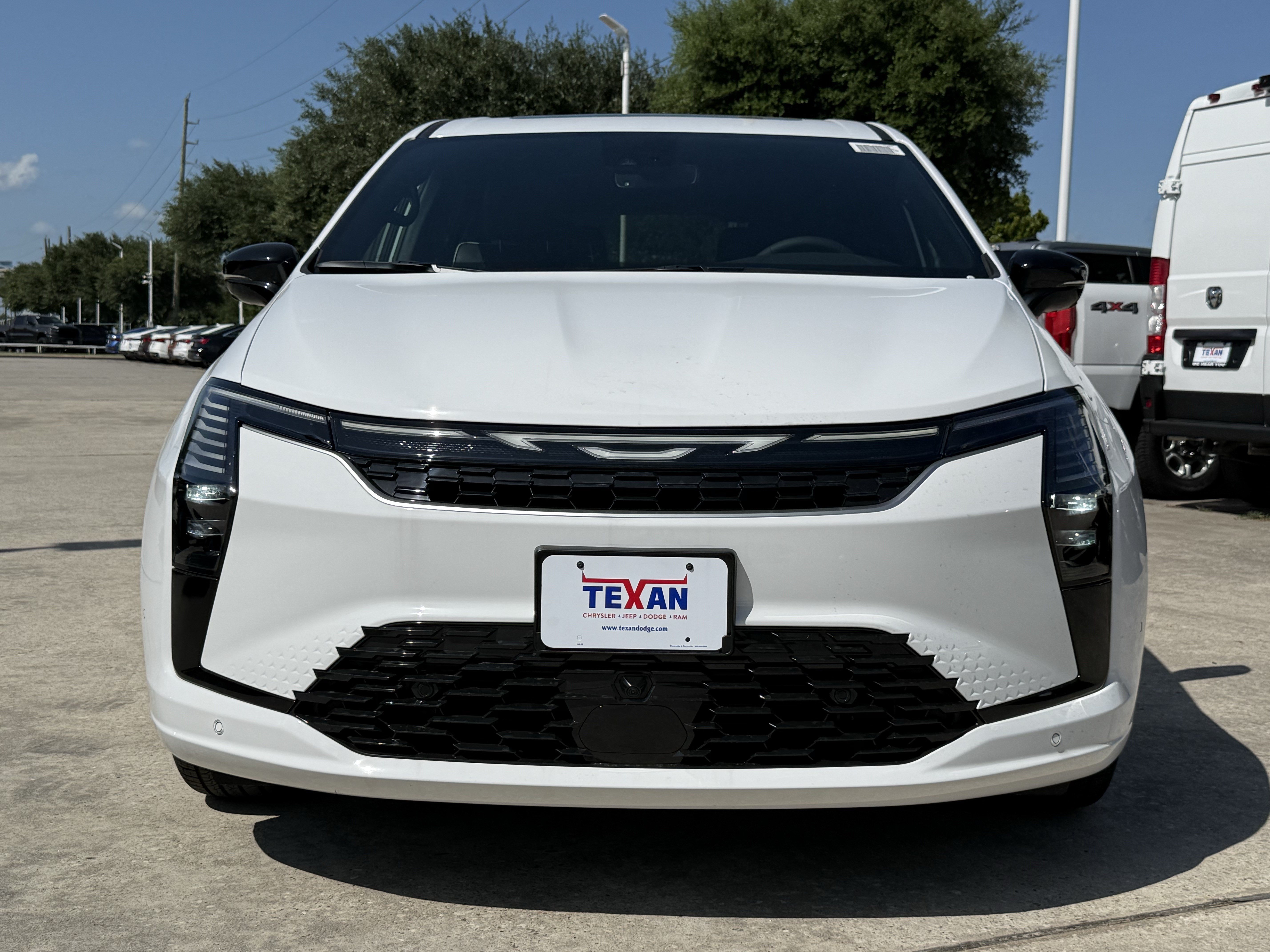 New 2027 Bright White Clear-Coat Exterior Paint Chrysler Limited image 6