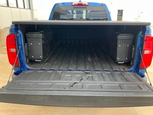 Used 2018 KINETIC BLUE METALLIC Chevrolet 4WD Z71 image 32