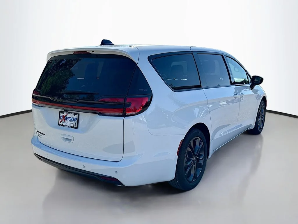 New 2026 Bright White Clearcoat Chrysler Select image 4