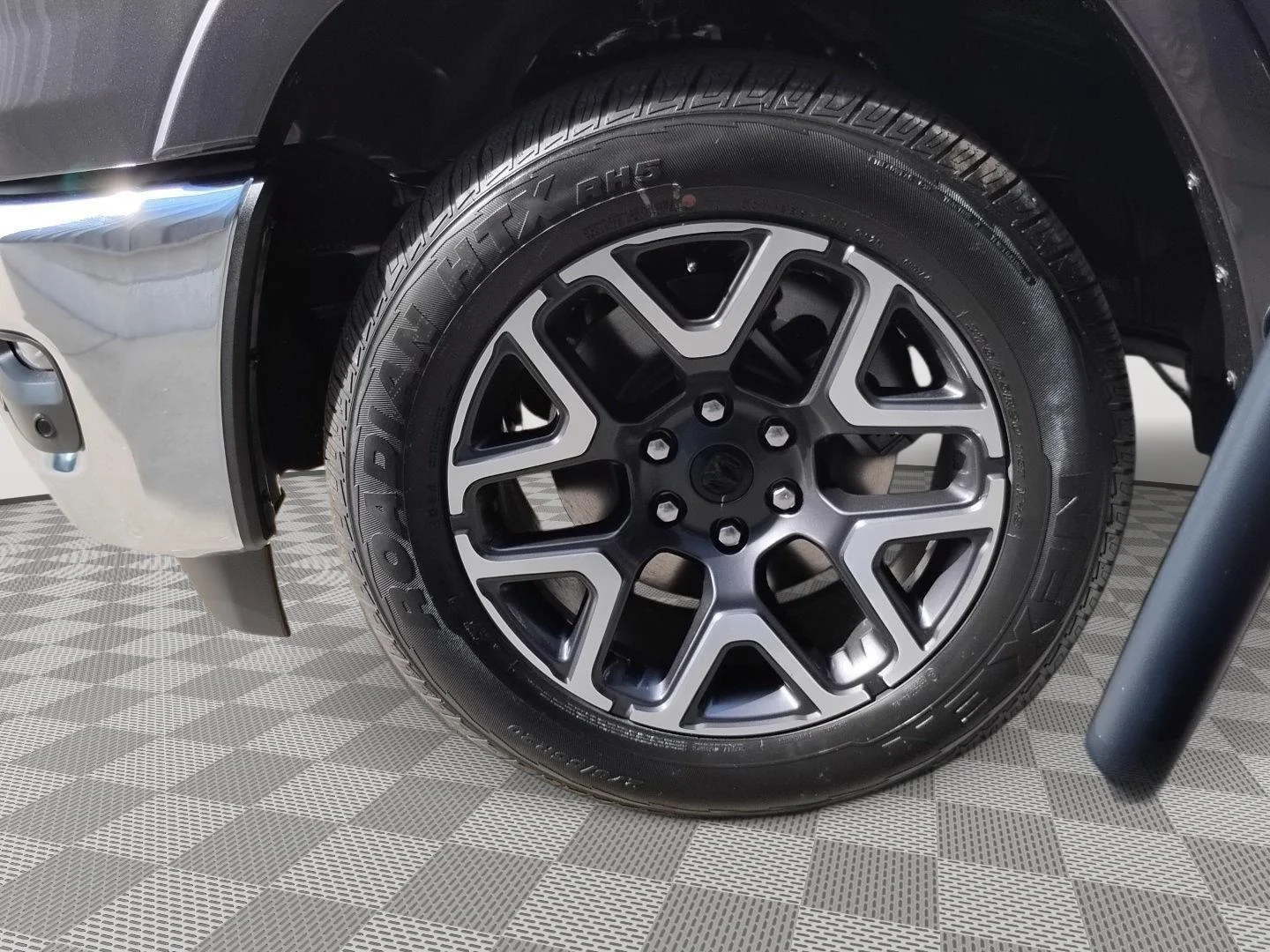 New 2026 Granite Crystal Metallic Clear-Coat Exterior Paint RAM Laramie image 18