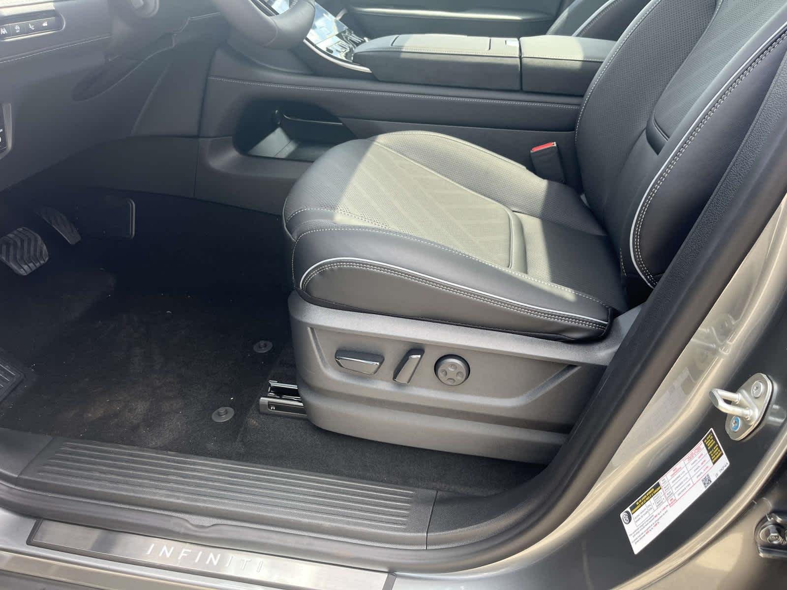 New 2027 Radiant White INFINITI LUXE image 15