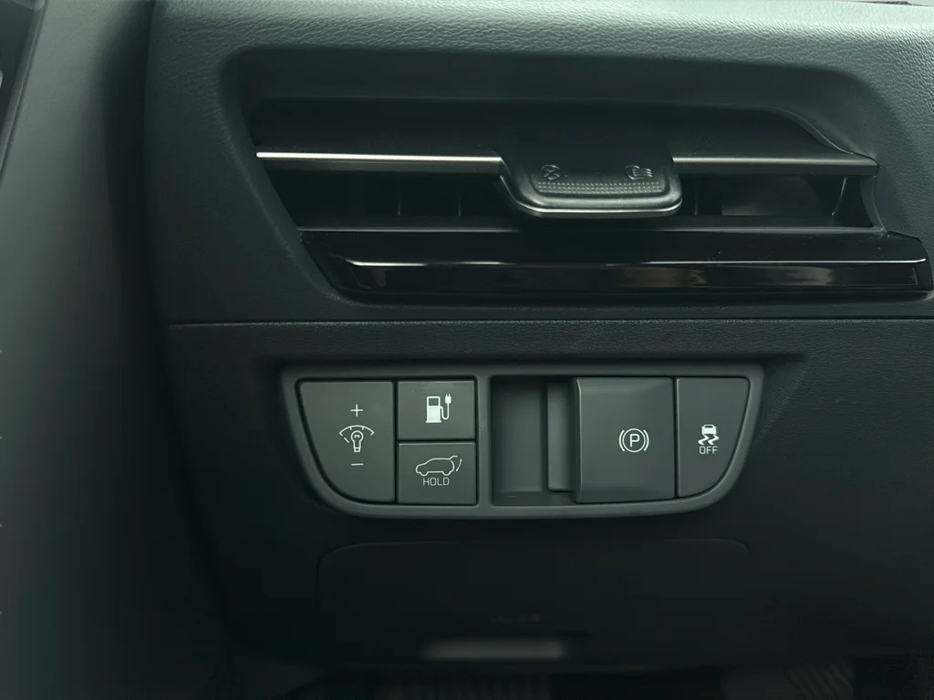 Certified Used 2023 White Kia Wind image 17