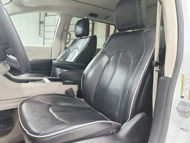 Used 2023 White Chrysler Limited image 10