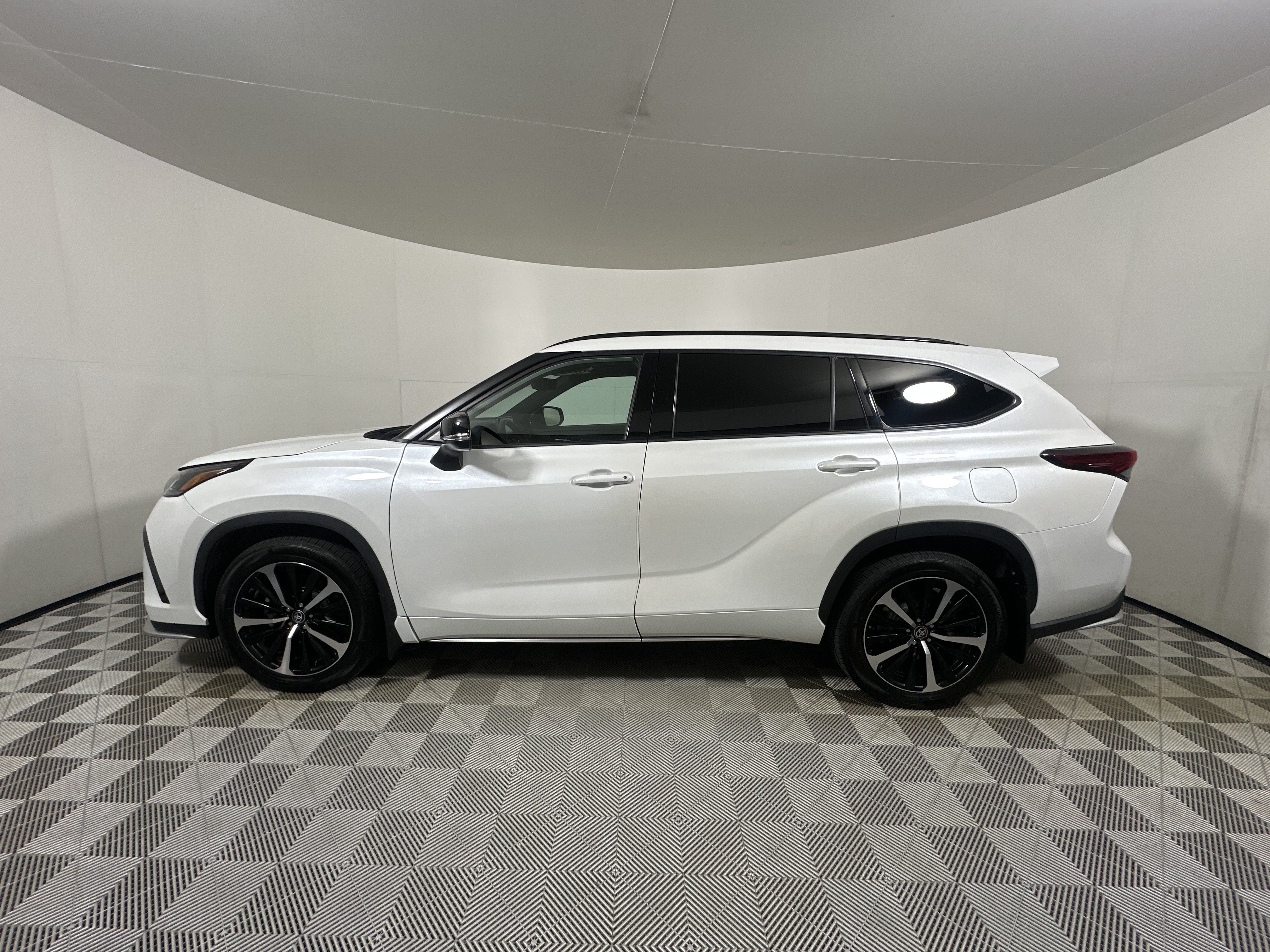 Used 2022 White Toyota XSE image 4