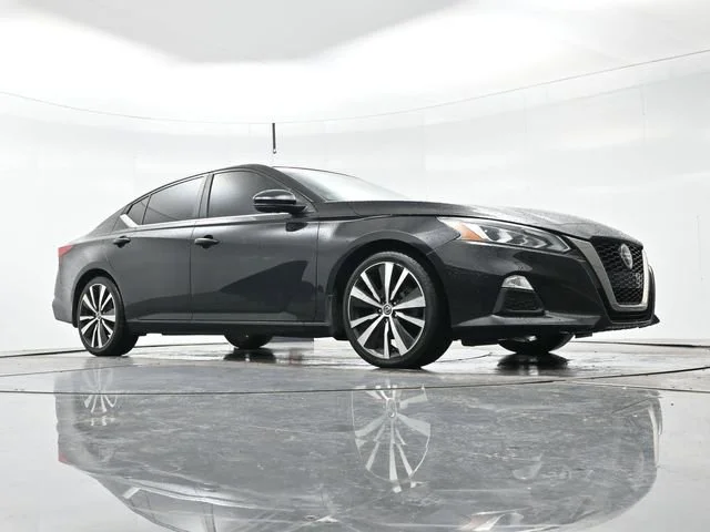 Used 2019 Super Black Nissan 2.5 SR image 9