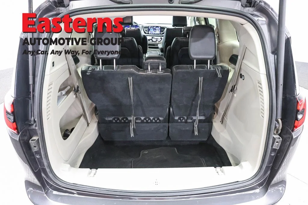Used 2023 Gray Chrysler Touring L image 9