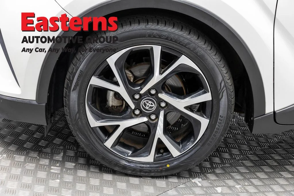 Used 2018 White Toyota XLE Premium image 32