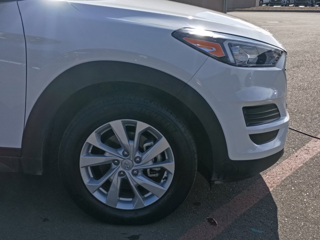 Used 2020 White Hyundai SE image 2