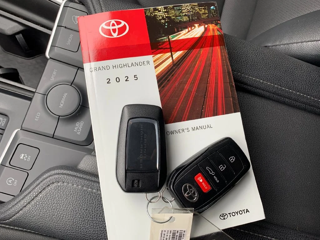 Used 2025  Toyota XLE image 9