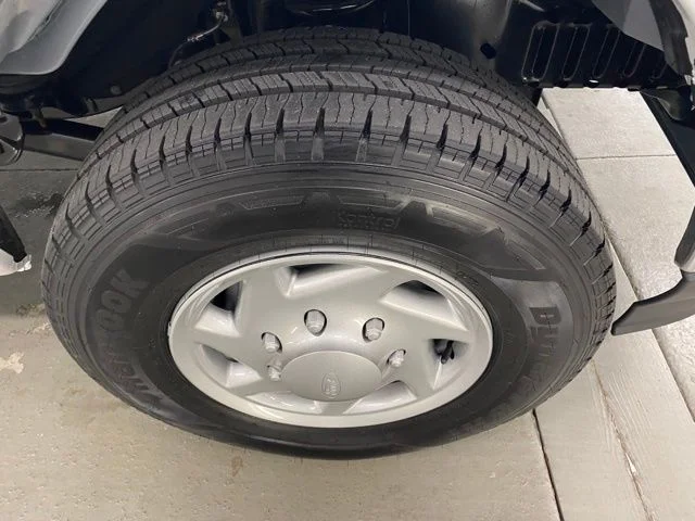 New 2025 Oxford White Ford E-350 SRW image 4