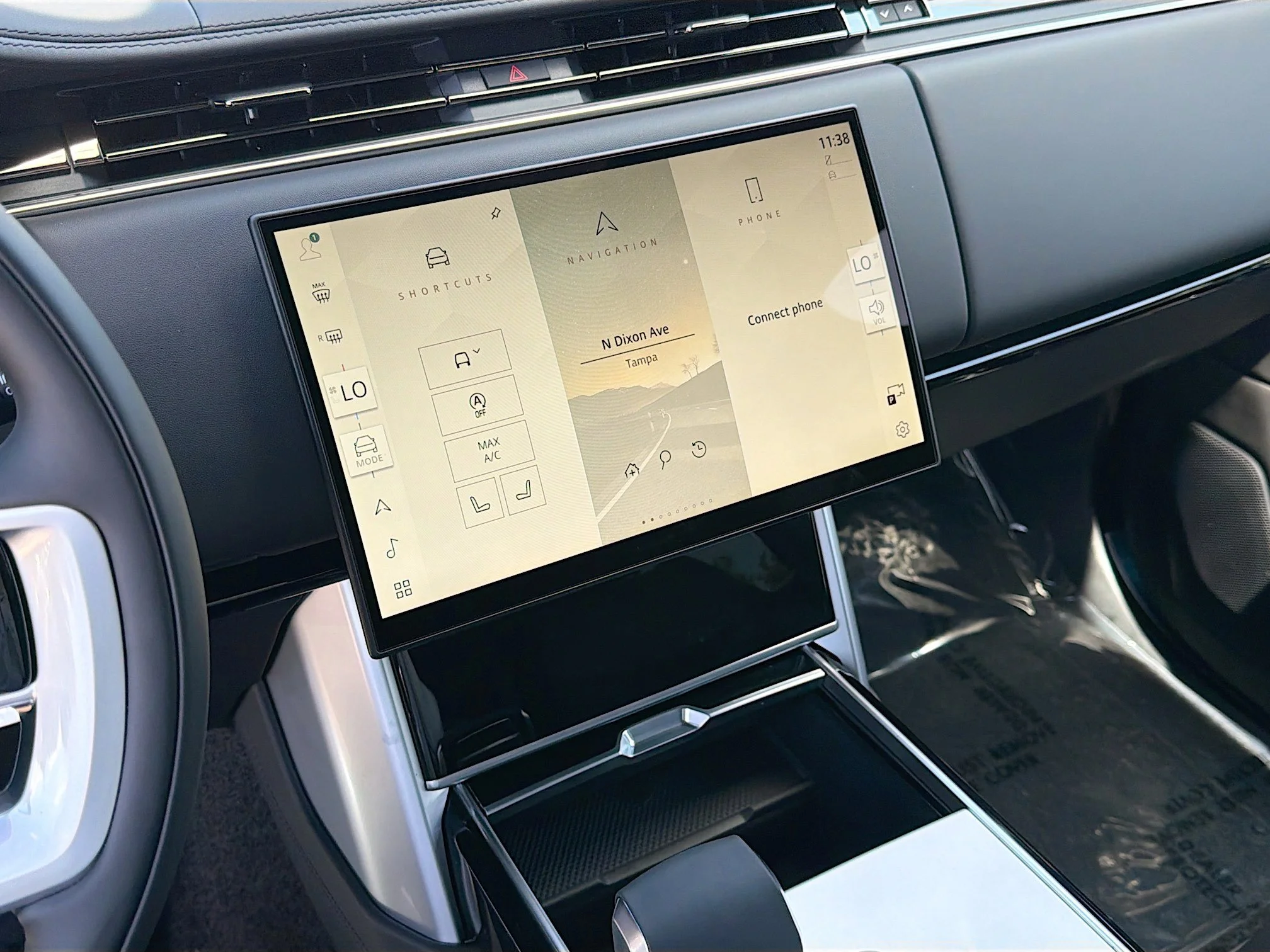 New 2026 Ostuni Pearl White Premium Metallic Land Rover SE image 28