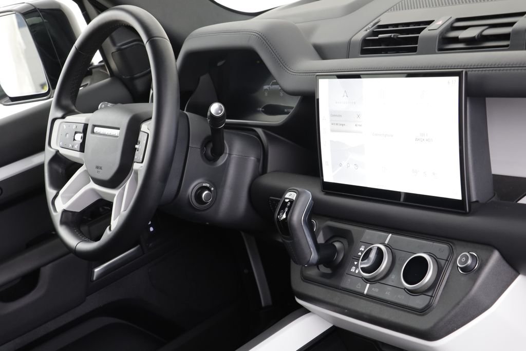 Used 2025 White Land Rover X-Dynamic SE image 22