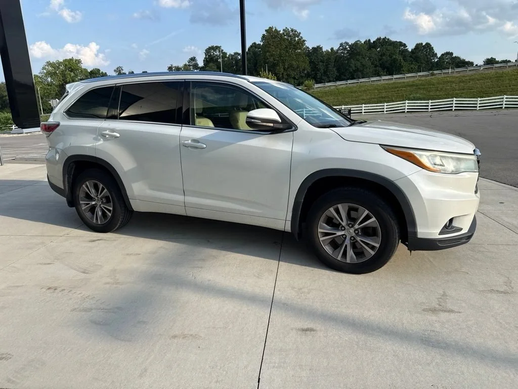 Used 2015 Blizzard Pearl Toyota XLE image 2