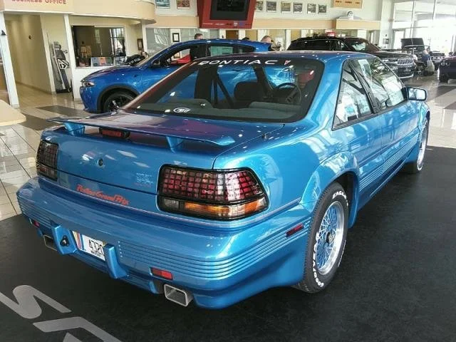 Used 1992 Blue Pontiac SE Richard Petty Edition image 3