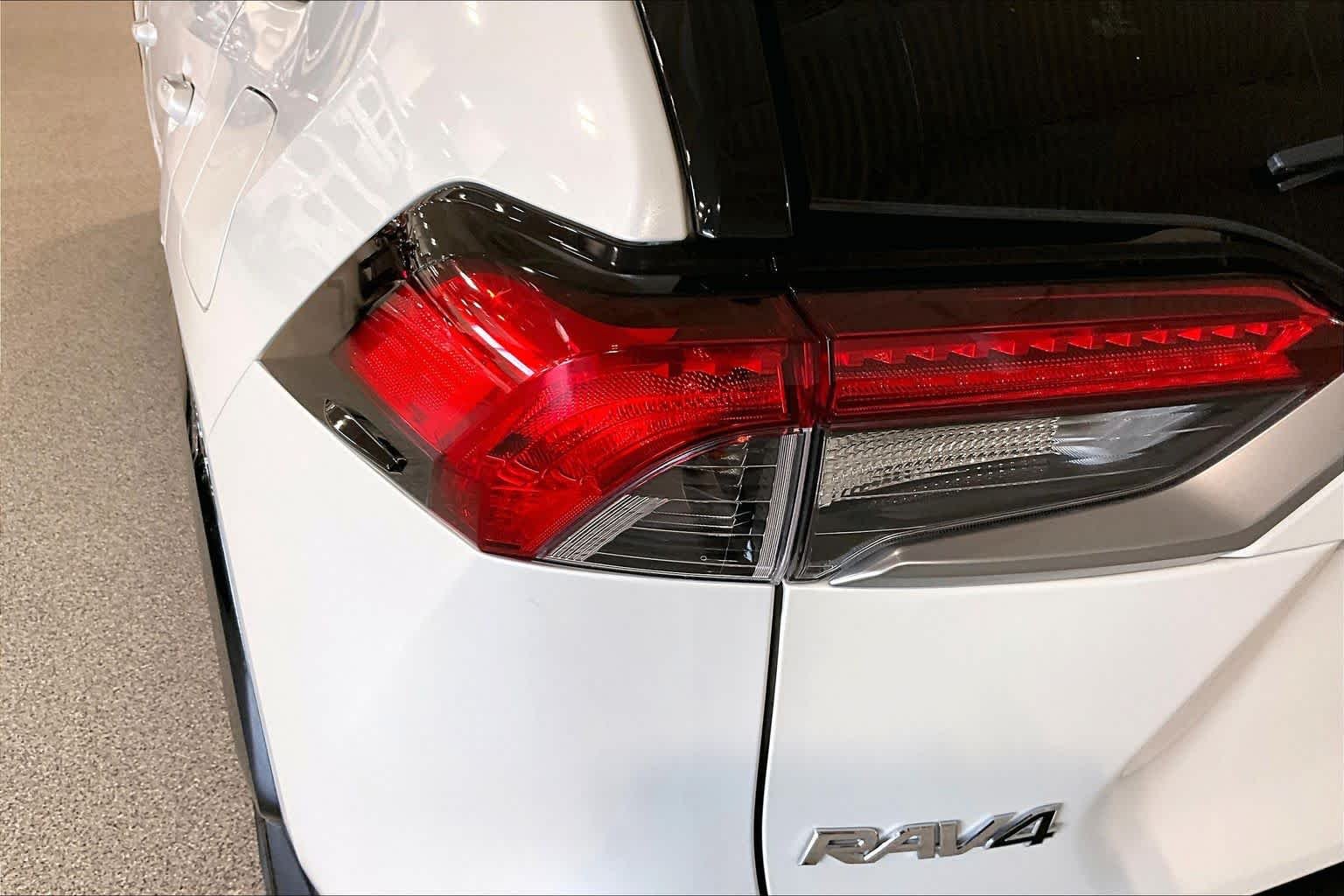 Used 2021 Blizzard Pearl/Midnight Black Metallic Toyota Hybrid XSE image 25