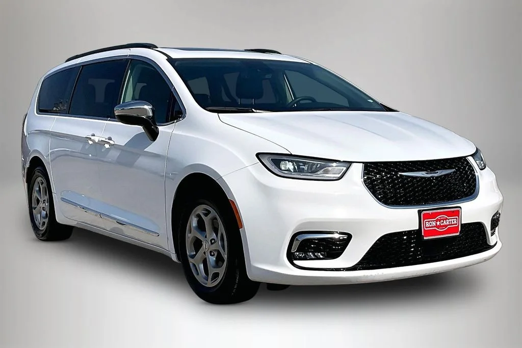 2023 Chrysler Pacifica Limited's photo
