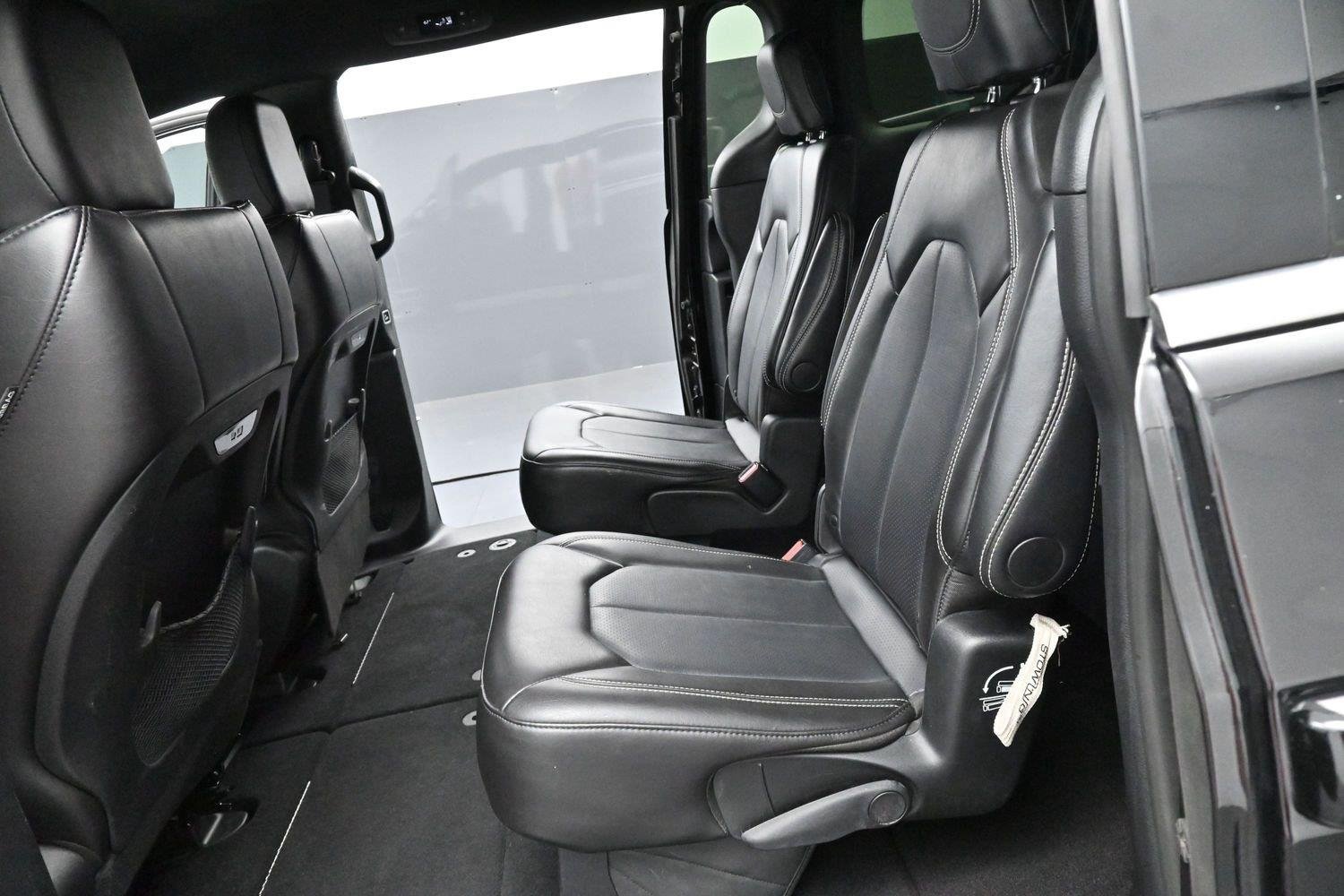 Used 2025 Diamond Black Crystal Pearlcoat Chrysler Select image 29