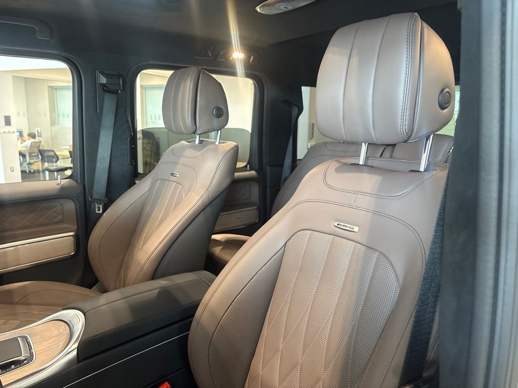 New 2026 MANUFAKTUR Exclusive Brilliant Blue Magno Mercedes-Benz AMG® G 63 SUV image 14